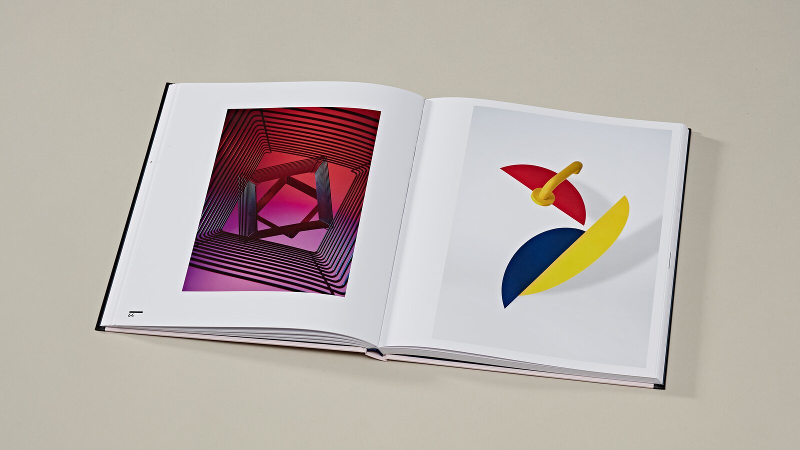 Re:Bandeau d'art Form Bauhaus 2 pages ouvertes du livre d'art sur l'exposition Bauhaus à droite Béquille de porte HEWI 111 en jaune moutarde