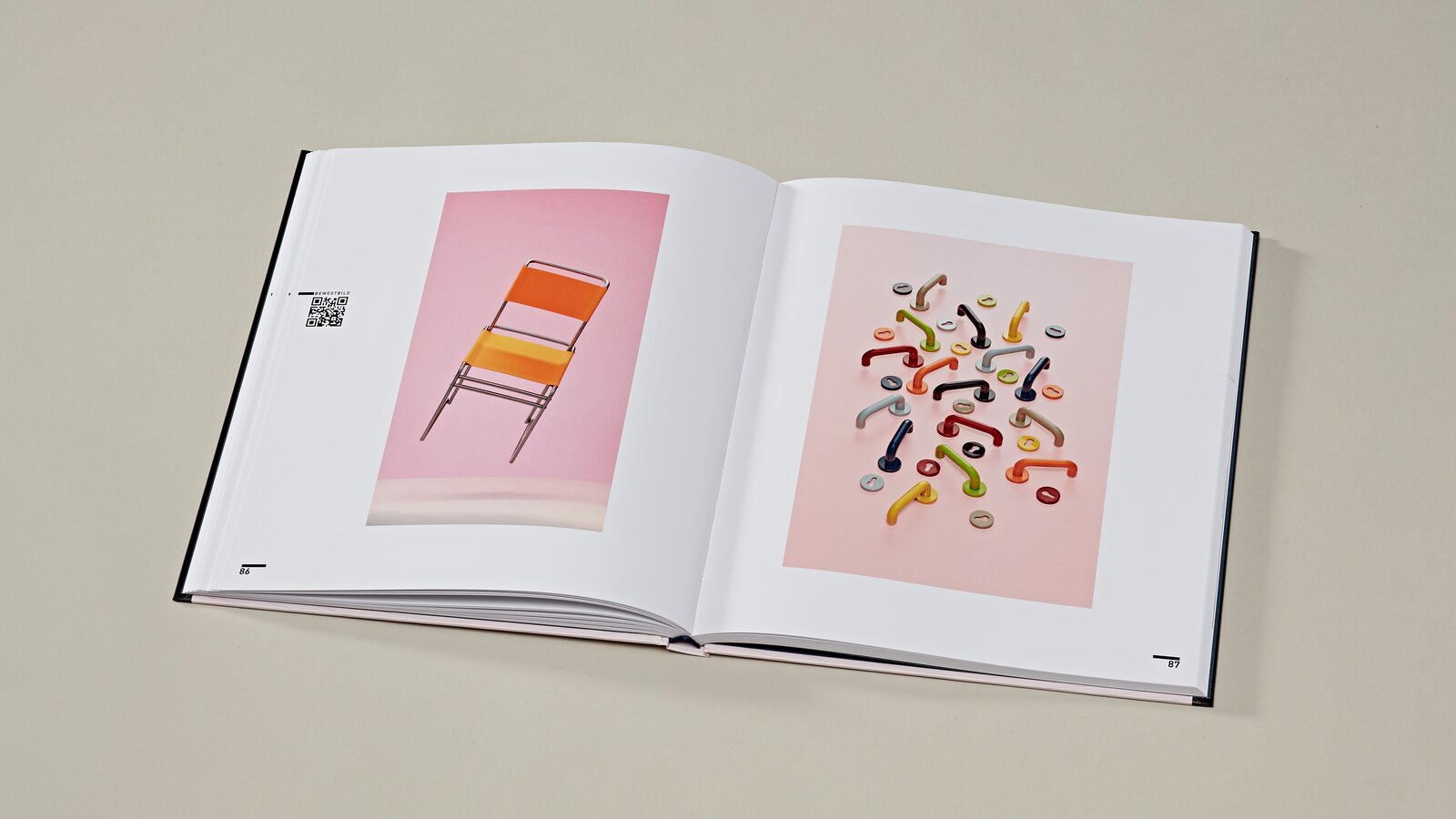 Re:Bandeau d'art Form Bauhaus 2 pages ouvertes du livre d'art sur l'exposition Bauhaus à droite Béquille de porte HEWI 111 en 8 couleurs, à gauche chaise orange