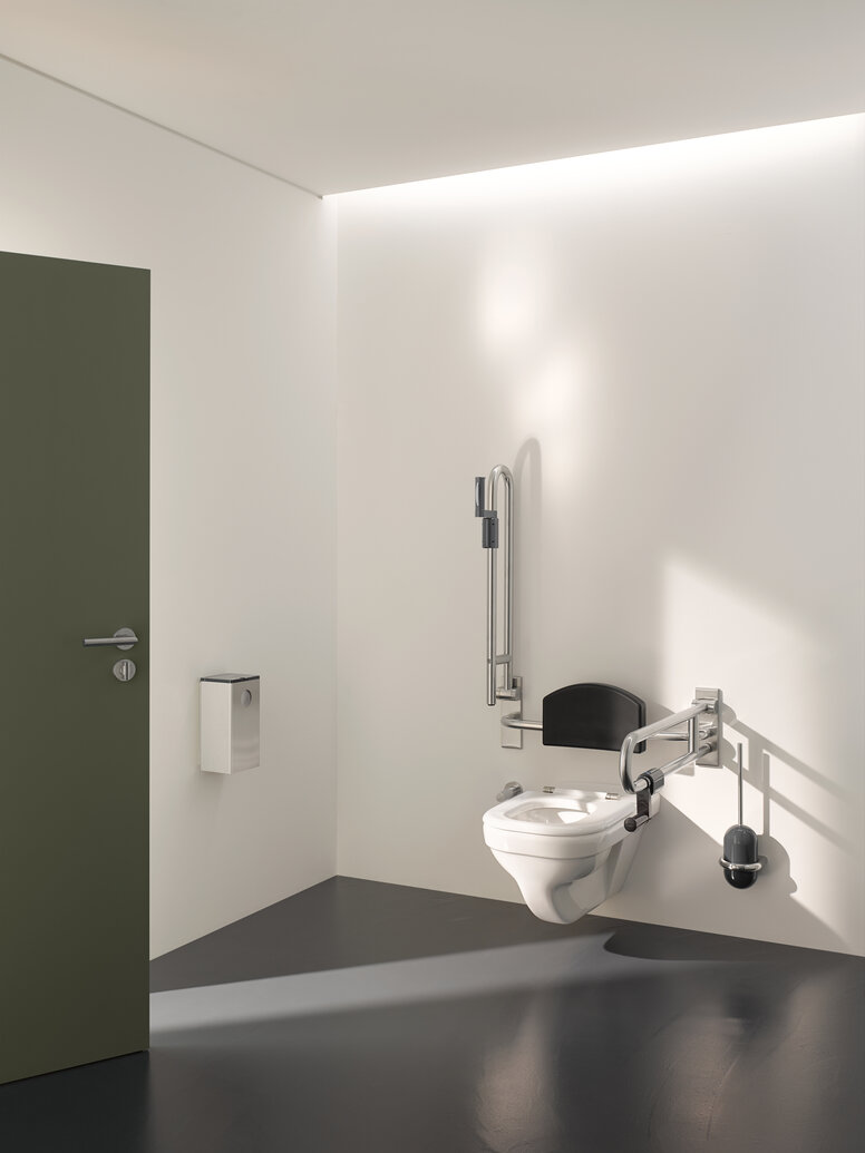 WC sans barrière HEWI WC adaptés aux personnes handicapées dans les espaces publics, équipés de poignées d'appui, d'un appui dorsal et d'une brosse WC