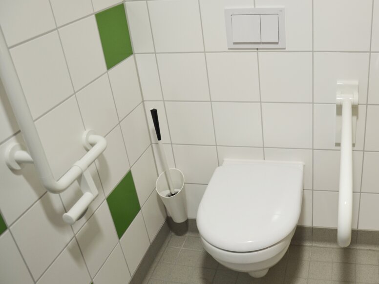St. Benedikt retirement home in Nuremberg Bathroom equipped with toilet brush set, angled handle and folding support handle